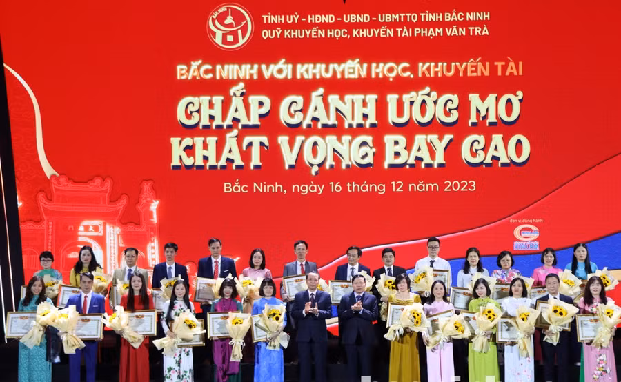 Nguyên Bí thư Tỉnh uỷ Bắc Ninh Nguyễn Nhân Chiến (thứ 7 từ phải sang) và Phó Bí thư Thường trực Tỉnh uỷ Nguyễn Quốc Chung trao thưởng cho cán bộ quản lý và giáo viên trường THPT Chuyên Bắc Ninh bồi dưỡng học sinh giỏi đoạt giải quốc gia, khu vực và quốc tế.