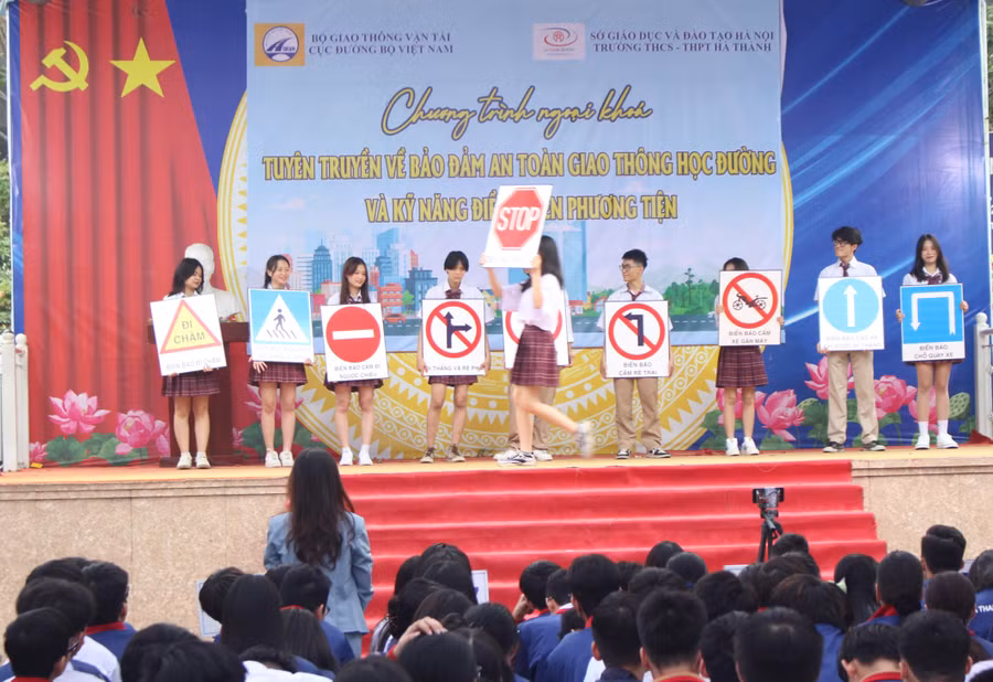 Trình diễn biển báo giao thông của nhóm học sinh lớp 11A3.