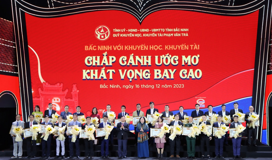 Thứ Trưởng Bộ GD&ĐT Ngô Thị Minh (thứ 7 từ phải sang) và nguyên Bí thư Tỉnh uỷ Bắc Ninh Trần Văn Tuý (thứ 8 từ trái sang) trao thưởng cho các Giáo sư, Phó giáo sư, Giảng viên Trường Chính trị đạt Danh hiệu dạy giỏi, dạy giỏi xuất sắc toàn quốc. Thứ Trưởng Bộ GD&ĐT Ngô Thị Minh (thứ 7 từ phải sang) và nguyên Bí thư Tỉnh uỷ Bắc Ninh Trần Văn Tuý (thứ 8 từ trái sang) trao thưởng cho các Giáo sư, Phó giáo sư, Giảng viên Trường Chính trị đạt Danh hiệu dạy giỏi, dạy giỏi xuất sắc toàn quốc.
