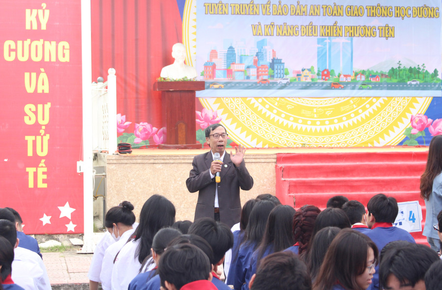 Ông Lưu Xuân Bình - nguyên Phó Chánh văn phòng, Ban ATGT TP Hà Nội giao lưu với học sinh. Ông Lưu Xuân Bình - nguyên Phó Chánh văn phòng, Ban ATGT TP Hà Nội giao lưu với học sinh.