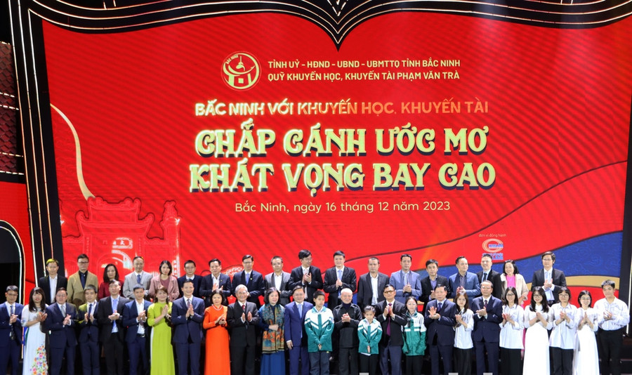 Đại tướng Phạm Văn Trà cùng lãnh đạo tỉnh chụp ảnh lưu niệm với các cá nhân, tập thể xuất sắc tại Chương trình. Đại tướng Phạm Văn Trà cùng lãnh đạo tỉnh chụp ảnh lưu niệm với các cá nhân, tập thể xuất sắc tại Chương trình.