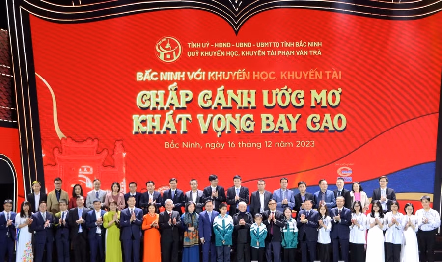 Đại tướng Phạm Văn Trà cùng lãnh đạo tỉnh chụp ảnh lưu niệm với các cá nhân, tập thể xuất sắc tại Chương trình.