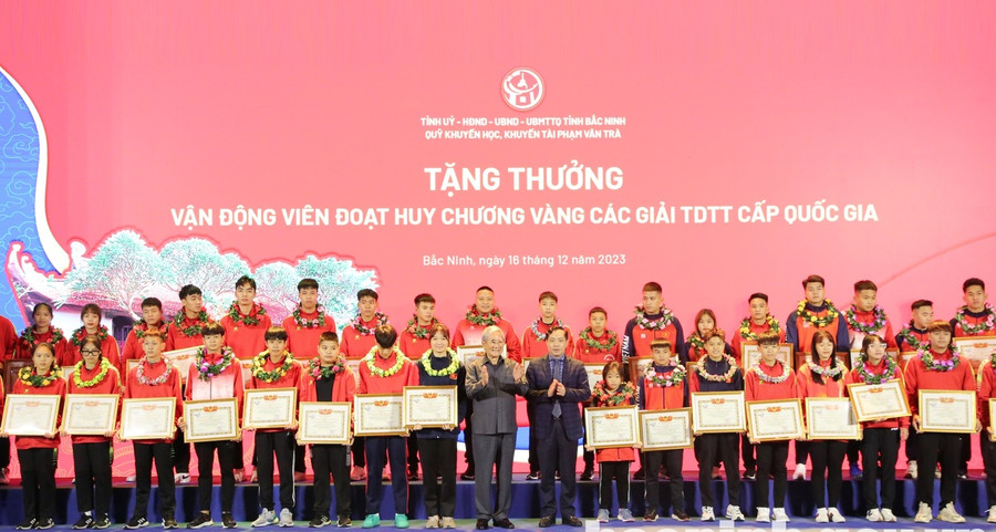 Giám đốc Sở Văn hóa, Thể thao và Du lịch Bắc Ninh - Trịnh Hữu Hùng; đại diện Quỹ Khuyến học, khuyến tài Phạm Văn Trà trao thưởng cho vận động viên đạt Huy chương Vàng các giải thể thao Quốc gia. Giám đốc Sở Văn hóa, Thể thao và Du lịch Bắc Ninh - Trịnh Hữu Hùng; đại diện Quỹ Khuyến học, khuyến tài Phạm Văn Trà trao thưởng cho vận động viên đạt Huy chương Vàng các giải thể thao Quốc gia.