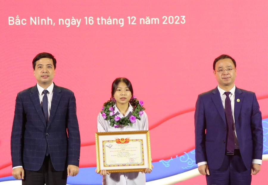 Giám đốc Sở GD&ĐT Bắc Ninh Nguyễn Thế Sơn; Bí thư Tỉnh Đoàn Nguyễn Đức Sâm trao thưởng cho học sinh có điểm tốt nghiệp THPT từ 28,25 đến 28,60 điểm. Giám đốc Sở GD&ĐT Bắc Ninh Nguyễn Thế Sơn; Bí thư Tỉnh Đoàn Nguyễn Đức Sâm trao thưởng cho học sinh có điểm tốt nghiệp THPT từ 28,25 đến 28,60 điểm.