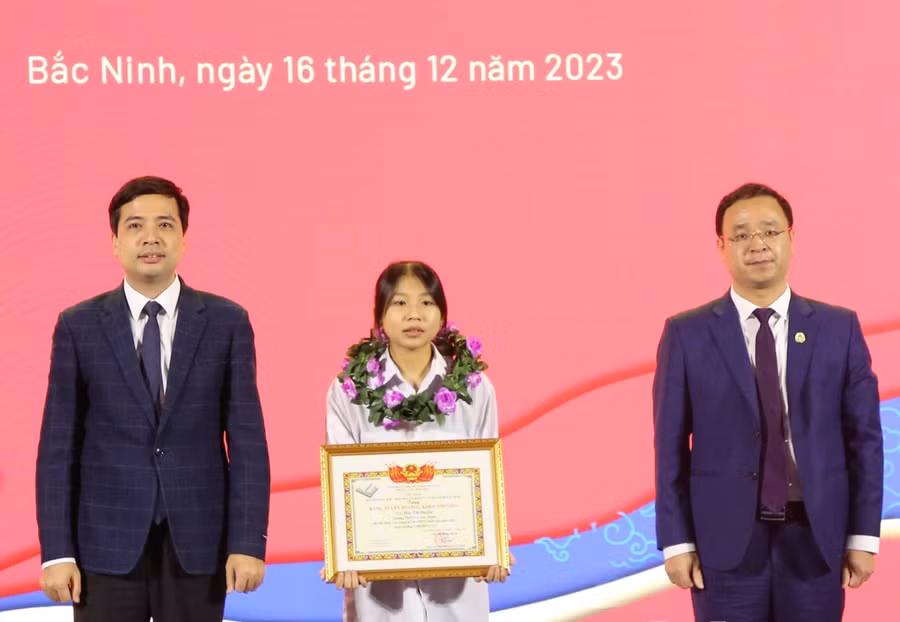 Giám đốc Sở GD&ĐT Bắc Ninh Nguyễn Thế Sơn; Bí thư Tỉnh Đoàn Nguyễn Đức Sâm trao thưởng cho học sinh có điểm tốt nghiệp THPT từ 28,25 đến 28,60 điểm.