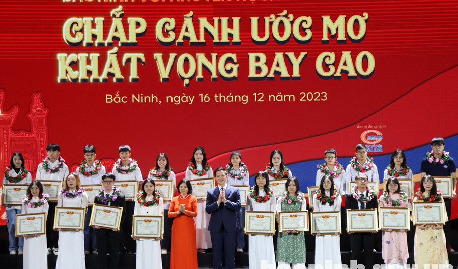 Chủ tịch UBND tỉnh Bắc Ninh Nguyễn Hương Giang và Phó Chủ tịch Thường trực UBND tỉnh Bắc Ninh - Vương Quốc Tuấn trao thưởng cho các sinh viên tốt nghiệp đại học loại xuất sắc và học sinh đạt Thủ khoa trong Kỳ thi THPT Quốc gia năm 2023. Chủ tịch UBND tỉnh Bắc Ninh Nguyễn Hương Giang và Phó Chủ tịch Thường trực UBND tỉnh Bắc Ninh - Vương Quốc Tuấn trao thưởng cho các sinh viên tốt nghiệp đại học loại xuất sắc và học sinh đạt Thủ khoa trong Kỳ thi THPT Quốc gia năm 2023.