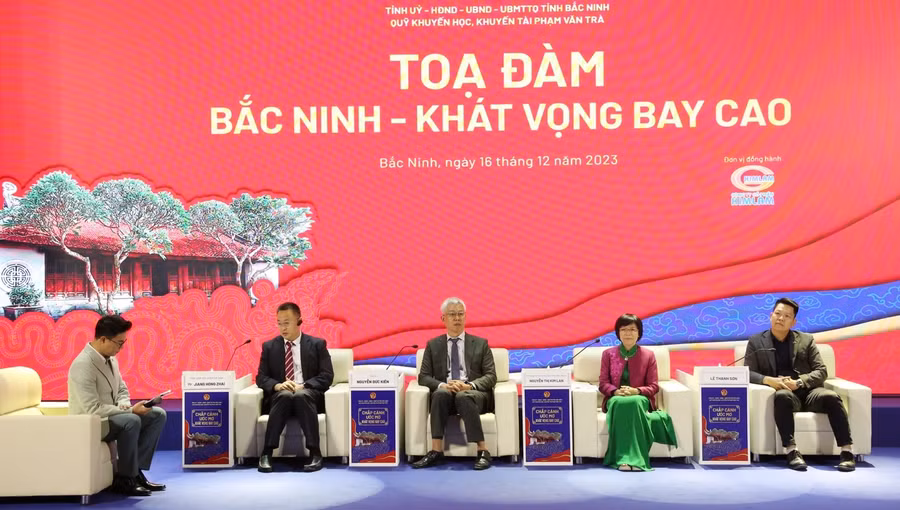 Các khách mời tham gia trao đổi, chia sẻ tại tọa đàm.