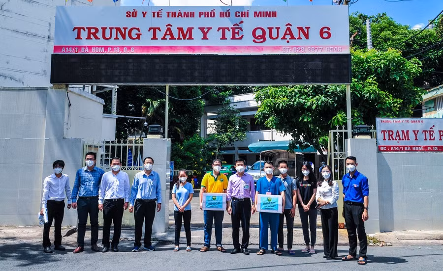 PGS.TS.BS Nguyễn Thanh Hiệp cùng đoàn công tác thăm hỏi động viên Đội Taxi cấp cứu quận 6.