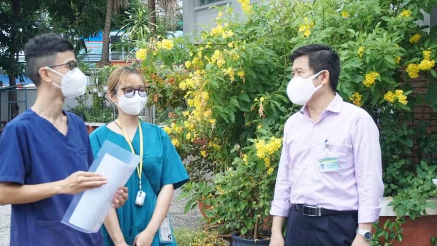 PGS.TS.BS Nguyễn Thanh Hiệp (trái) thăm hỏi, động viên đội hình Taxi cấp cứu 115 do GV, SV trường tham gia.