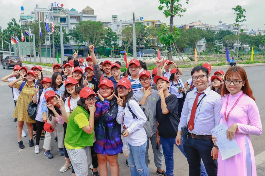 SV ngành Quản trị dịch vụ du lịch & lữ hành VLU làm hướng dẫn viên cho học sinh trong chuyến tham quan trường. Ảnh tư liệu chụp trước ngày 27/4/2021.