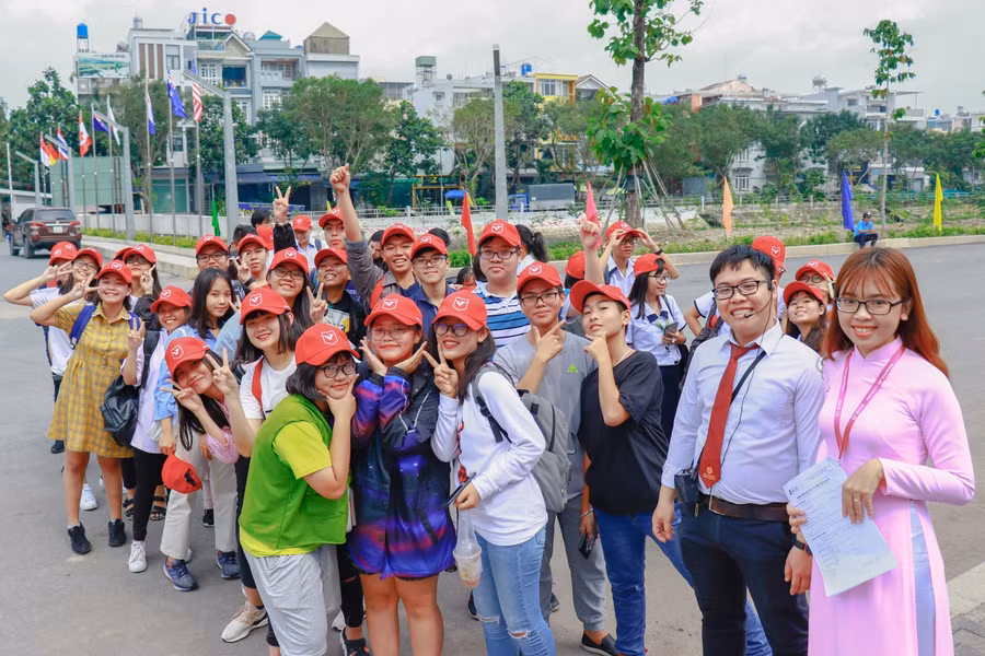 SV ngành Quản trị dịch vụ du lịch & lữ hành VLU làm hướng dẫn viên cho học sinh trong chuyến tham quan trường. Ảnh tư liệu chụp trước ngày 27/4/2021.