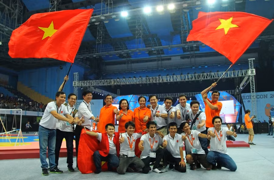 Niềm vui của thầy và trò LHU tại một cuộc thi robocon.