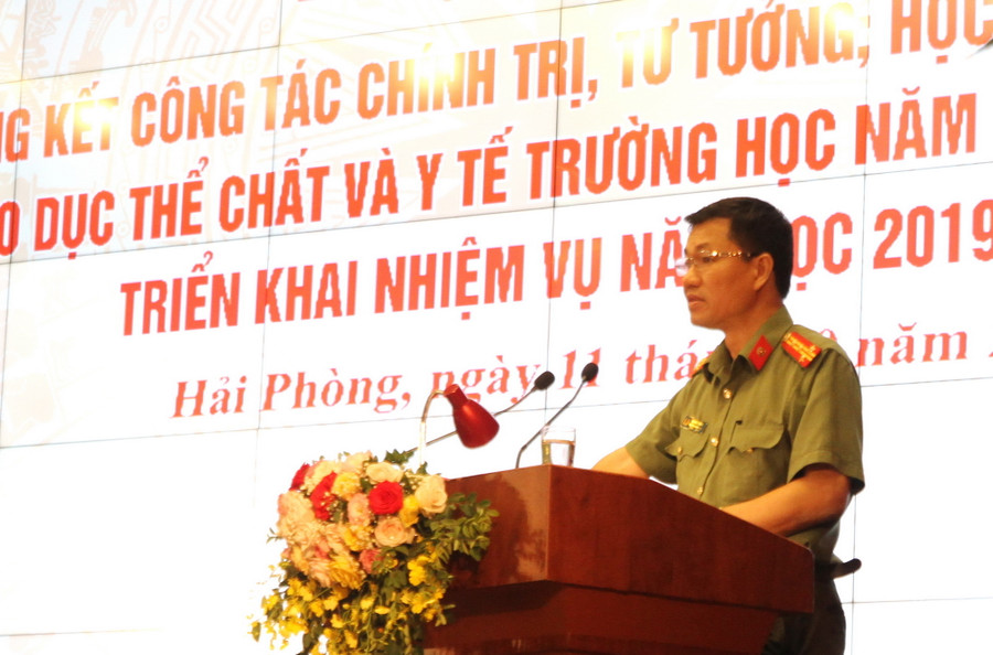 Các đại biểu trình bày báo cáo tại hội nghị Các đại biểu trình bày báo cáo tại hội nghị