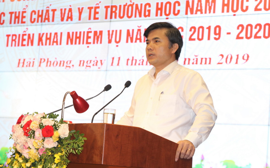 Ông Bùi Văn Linh phát biểu tại hội nghị Ông Bùi Văn Linh phát biểu tại hội nghị