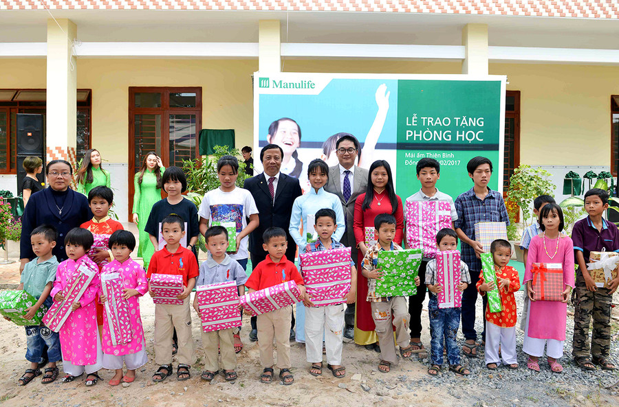 Đại diện Manulife Việt Nam tặng quà cho các em tại Mái ấm Thiên Bình Đại diện Manulife Việt Nam tặng quà cho các em tại Mái ấm Thiên Bình