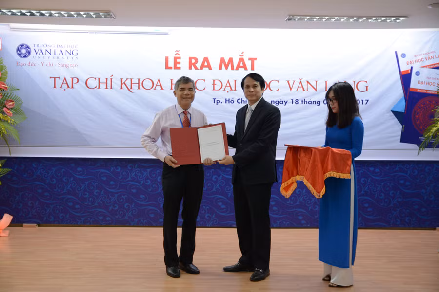 Thứ trưởng Bộ GD&ĐT Phạm Mạnh Hùng trao Giấy phép hoạt động cho PGS.TS Nguyễn Xuân Tế - Tổng Biên tập Tạp chí khoa học Đại học Văn Lang