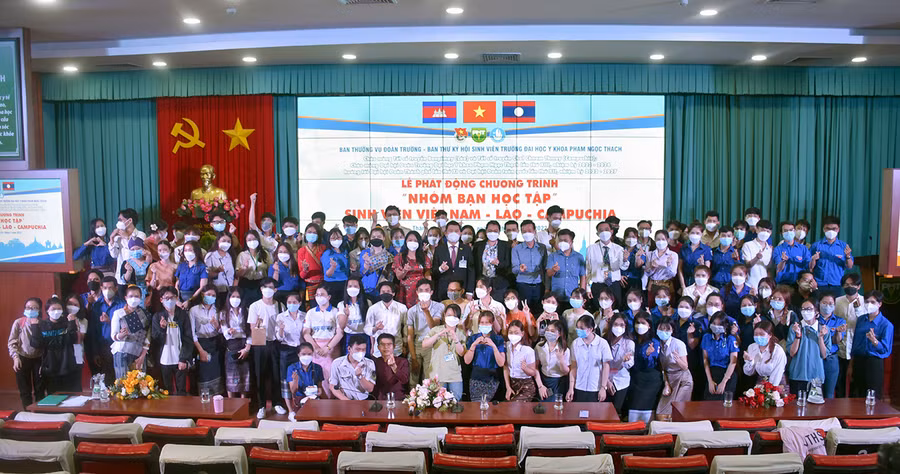 Ảnh lưu niệm đại diện “Nhóm bạn học tập” sinh viên Việt Nam – Lào – Campuchia cùng ban tổ chức.