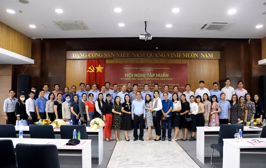 Các thành viên tham gia tập huấn chụp ảnh lưu niệm cùng ban tổ chức và báo cáo viên.