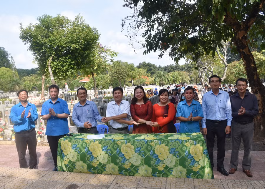 Lễ ký kết hưởng ứng Chương trình “1 triệu sáng kiến - nỗ lực vượt khó, sáng tạo, quyết tâm chiến thắng đại dịch Covid-19” và Chương trình Tháng công nhân giữa Công đoàn ngành Giáo dục tỉnh Tây Ninh và các công đoàn cơ sở.