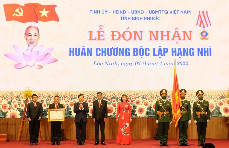 Phó Thủ tướng Thường trực Phạm Bình Minh thay mặt lãnh đạo Đảng, Nhà nước trao tặng Huân chương Độc lập hạng Nhì cho Đảng bộ, chính quyền và nhân dân huyện Lộc Ninh.