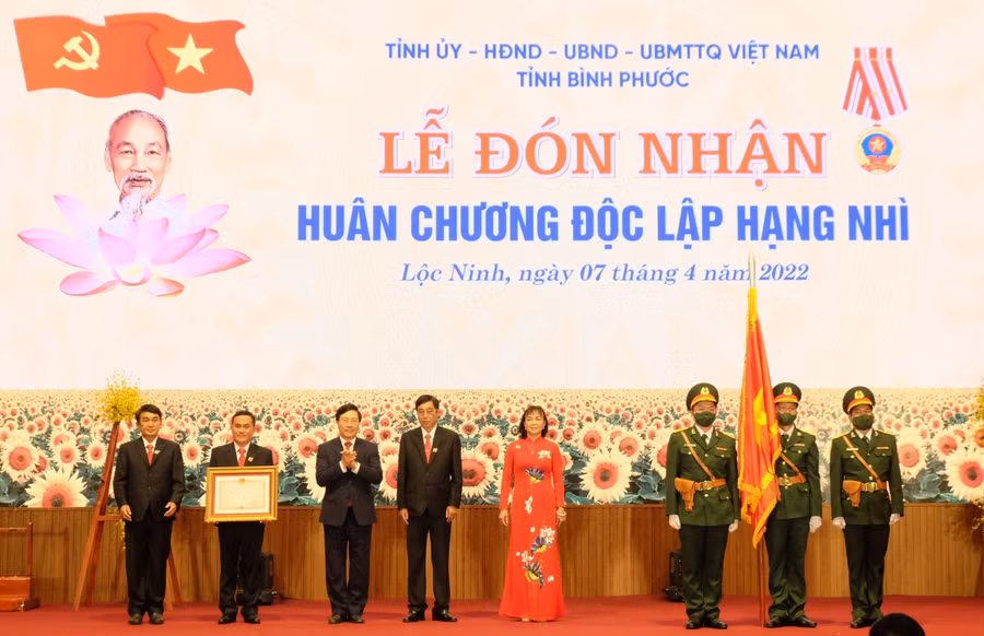 Phó Thủ tướng Thường trực Phạm Bình Minh thay mặt lãnh đạo Đảng, Nhà nước trao tặng Huân chương Độc lập hạng Nhì cho Đảng bộ, chính quyền và nhân dân huyện Lộc Ninh.