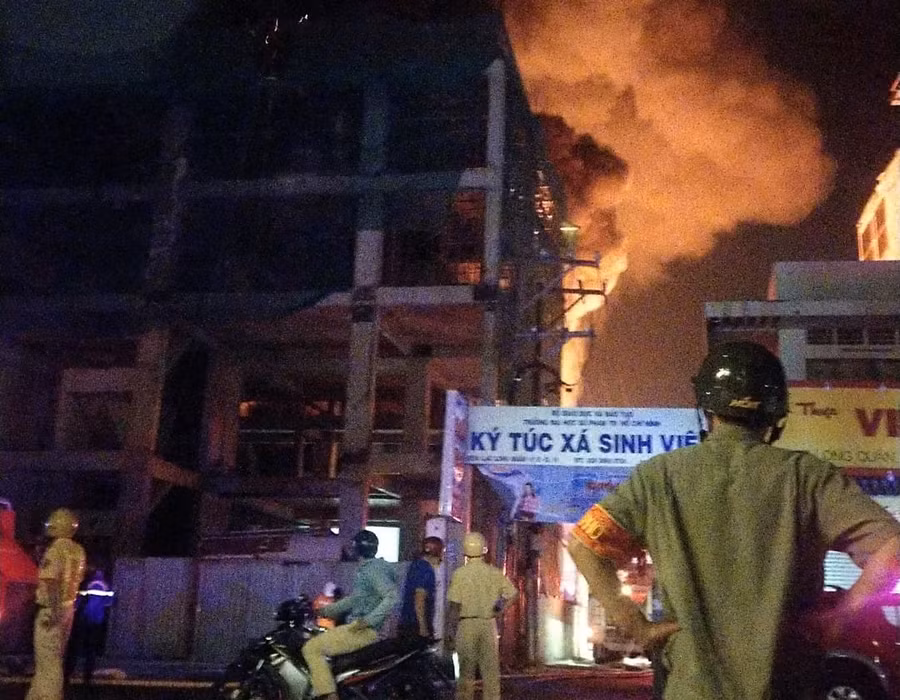 Hình ảnh ghi nhận ngọn lửa bùng phát gần KTX Trường ĐH Sư phạm TPHCM thuộc P.5, Q.11, TPHCM.