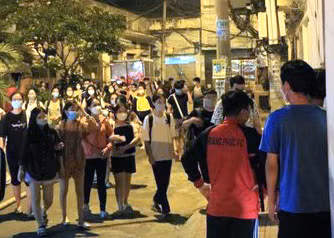 Sinh viên di chuyển khỏi KTX khi ngọn lửa bùng cháy.