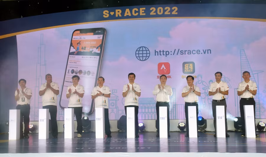 Thứ trưởng Bộ GD&amp;ĐT Nguyễn Văn Phúc cùng đại diện UBND TPHCM, ĐHQG TPHCM, Đài truyền hình Việt Nam, Tập đoàn TH… tiến hành ấn nút vận hành S-Race Online dành cho học sinh, sinh viên tại 19 tỉnh, thành miền Nam.