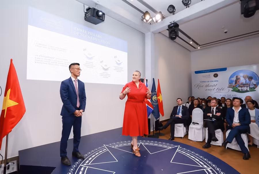 Bà Gwen Byrom (áo đỏ), Giám đốc Chiến lược Giáo dục, NLCS Quốc tế chia sẻ tại sự kiện.