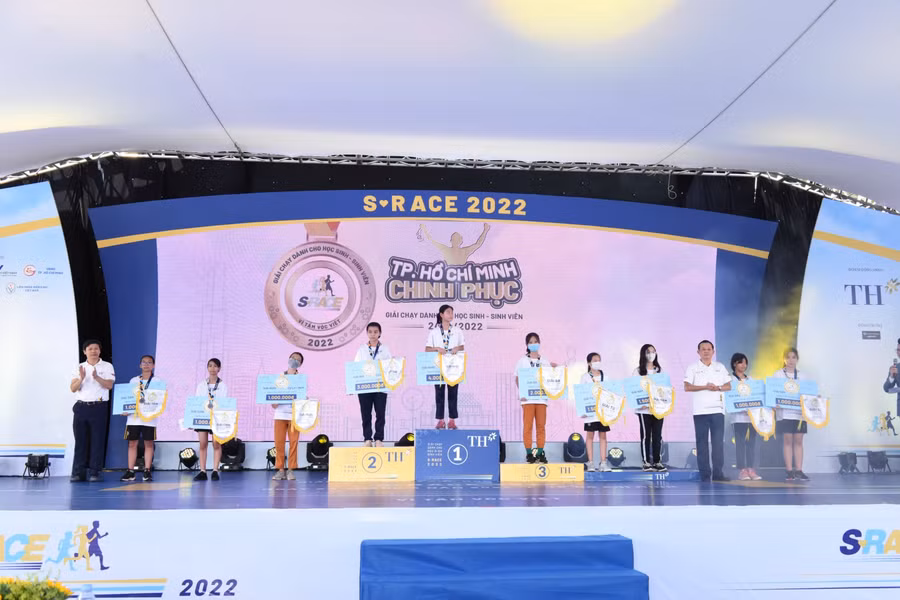 Ban tổ chức trao giải cho nữ học sinh THCS ở cự ly 1,5km.