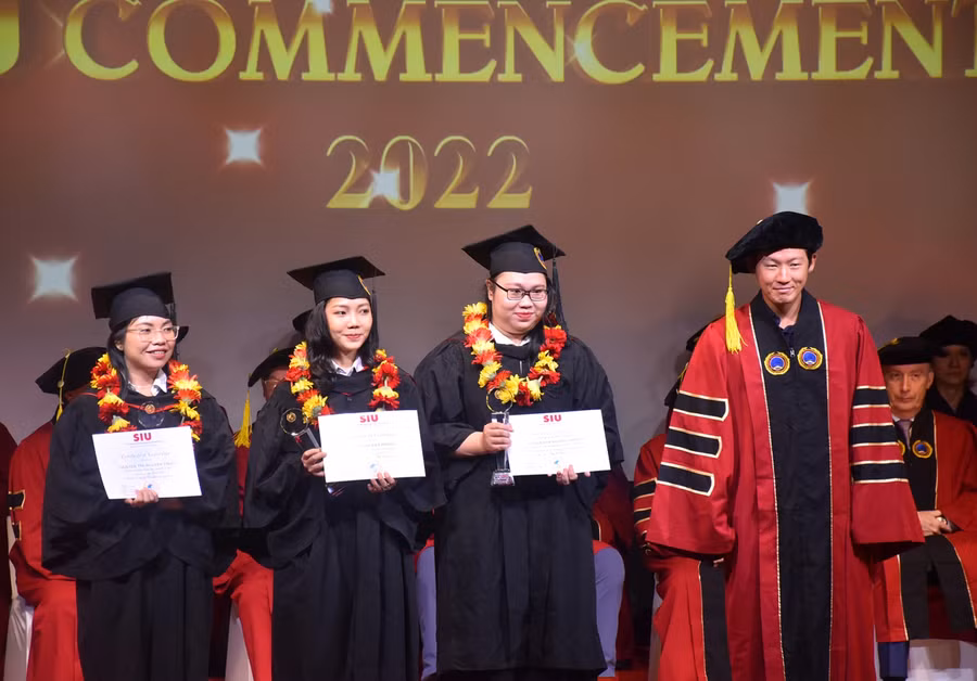 Nhà trường tuyên dương các tân khoa có nhiều đóng góp cho các hoạt động phong trào trong toàn khóa học.