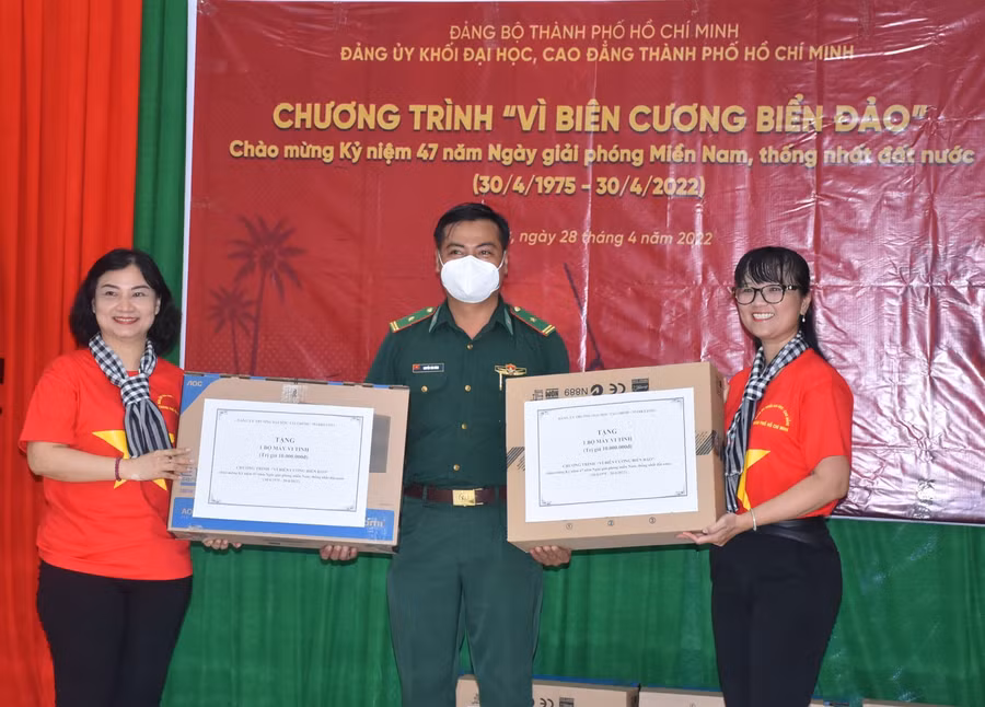 Ban tổ chức trao tặng máy tính cho Đồn biên phòng huyện Cần Giờ.