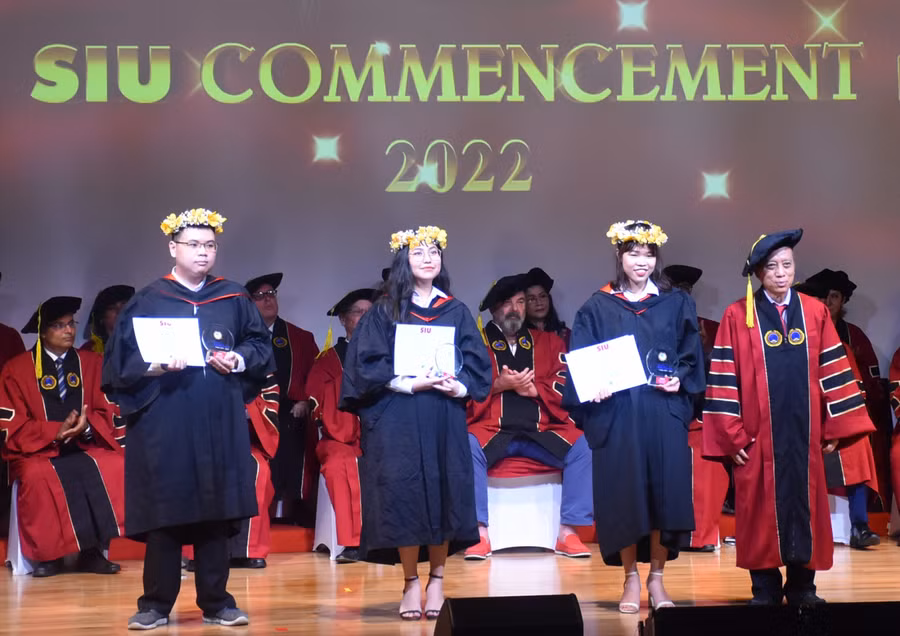 Đại diện nhà trường tuyên dương 3 sinh viên tốt nghiệp đạt thủ khoa toàn khóa. 