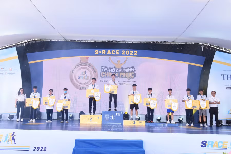 Ban tổ chức trao giải cho nam học sinh THCS ở cự ly 1,5km.