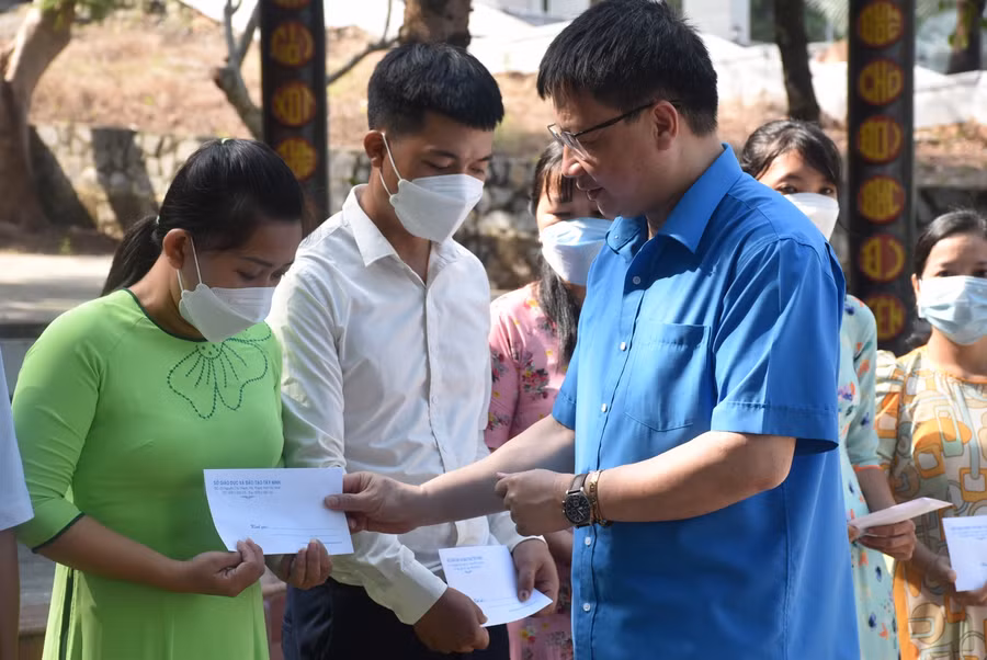 Ông Nguyễn Ngọc Ân - Chủ tịch Công đoàn Giáo dục Việt Nam trao quà cho các giáo viên...