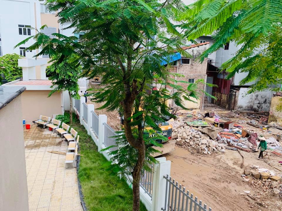 Dù trường xây xong đã lâu nhưng vẫn chưa có lối để học sinh đi vào Dù trường xây xong đã lâu nhưng vẫn chưa có lối để học sinh đi vào