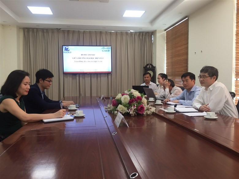 TS. Trương Huy Hoàng - Hiệu trưởng Trường Đại học Điện lực giới thiệu về công tác đào tạo CNTT của Nhà trường. TS. Trương Huy Hoàng - Hiệu trưởng Trường Đại học Điện lực giới thiệu về công tác đào tạo CNTT của Nhà trường.