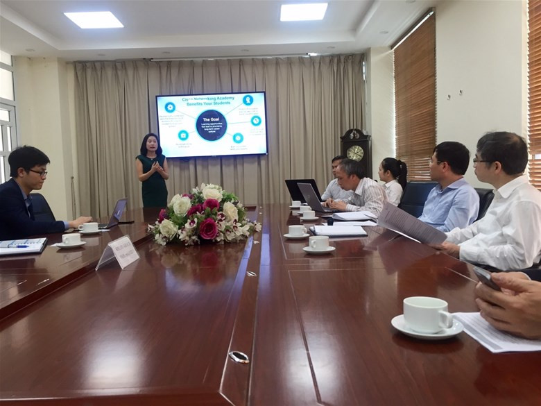 Bà Trần Thị Thanh Nga có bài giới thiệu về Công ty Cisco và chương trình đào tạo. Bà Trần Thị Thanh Nga có bài giới thiệu về Công ty Cisco và chương trình đào tạo.