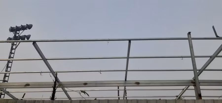 Tháo dỡ phần mái một số hạng mục xây dựng trước đó tại sân golf.