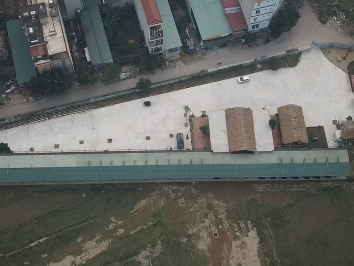 Khu vực bên trong sân golf được chủ đầu tư tháo dỡ một phần công trình xây sai phép.