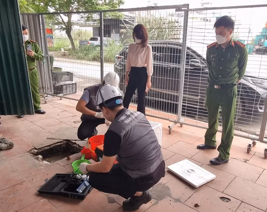 Lực lượng chức năng tiến hành lấy mẫu nước thải.