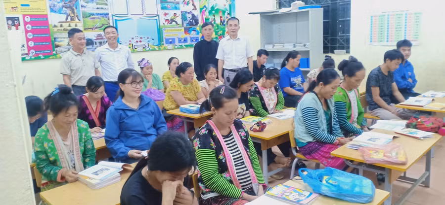 Một buổi học ở lớp xoá mù chữ ở huyện Tuần Giáo (tỉnh Điện Biên).