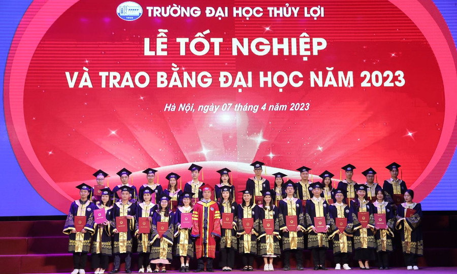 Tân cử nhân, kỹ sư nhận bằng tốt nghiệp. Tân cử nhân, kỹ sư nhận bằng tốt nghiệp.