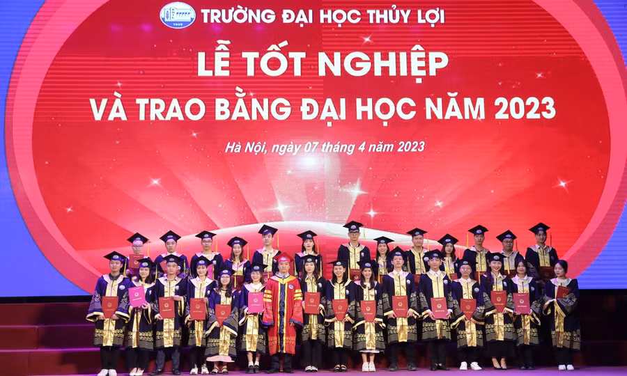 Tân cử nhân, kỹ sư nhận bằng tốt nghiệp.