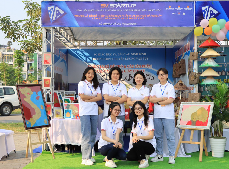 Nhóm học sinh Trường THPT Chuyên Lương Văn Tuỵ tham gia Cuộc thi “Học sinh, sinh viên với ý tưởng khởi nghiệp” lần thứ V. Ảnh NVCC. Nhóm học sinh Trường THPT Chuyên Lương Văn Tuỵ tham gia Cuộc thi “Học sinh, sinh viên với ý tưởng khởi nghiệp” lần thứ V. Ảnh NVCC.