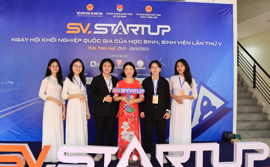 Cô Nguyễn Thị Thu Thuỷ cùng nhóm học sinh của mình. Ảnh NVCC. Cô Nguyễn Thị Thu Thuỷ cùng nhóm học sinh của mình. Ảnh NVCC.