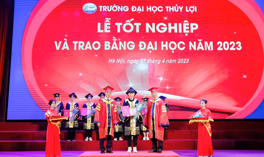 GS.TS Trịnh Minh Thụ (bên trái) - Hiệu trưởng Trường ĐH Thuỷ lợi và PGS. TS Nguyễn Hữu Huế, Chủ tịch hội đồng Trường ĐH Thuỷ (bên phải) trao bằng cho sinh viên tốt nghiệp xuất sắc.