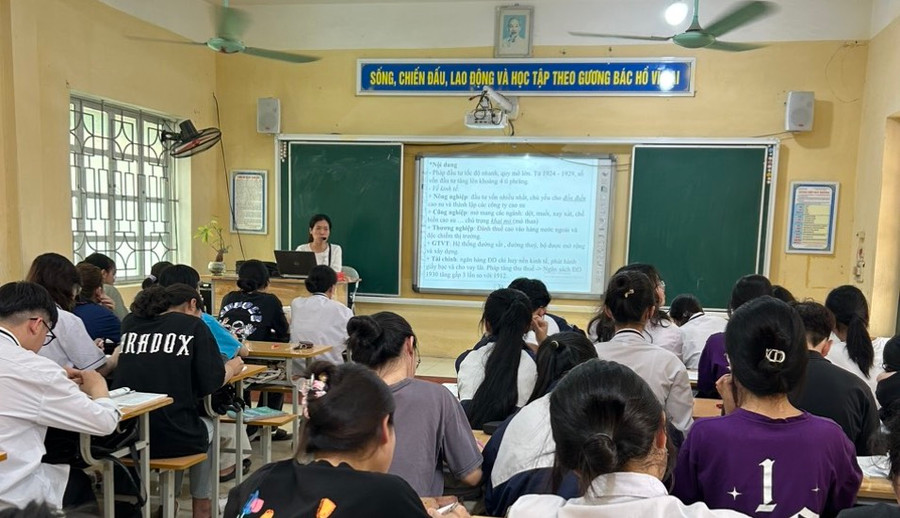 Tiết học ôn môn Lịch sử của cô trò Trường THPT Văn Giang. Ảnh NTCC.