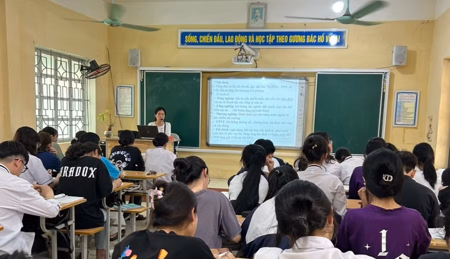 Tiết học ôn môn Lịch sử của cô trò Trường THPT Văn Giang. Ảnh NTCC.