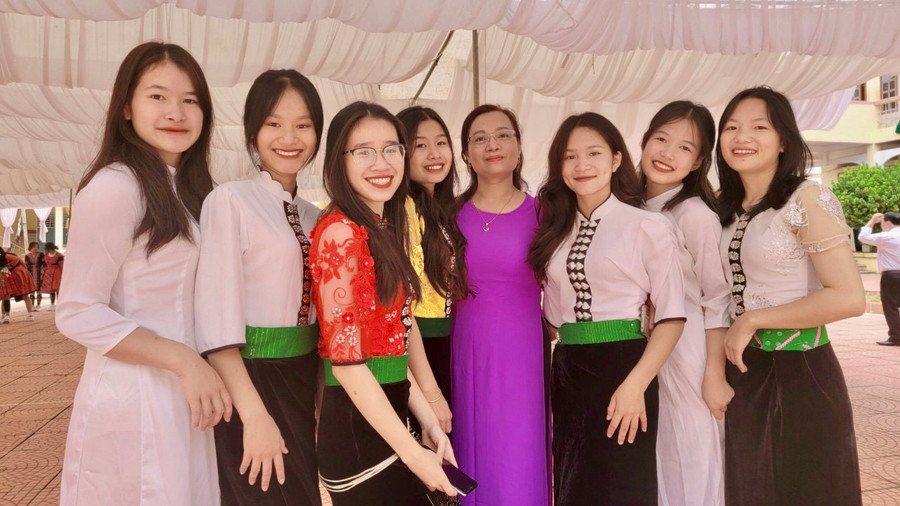 Cô và trò Trường PTDTNT THCS&THPT huyện Bắc Yên, tỉnh Sơn La. Cô và trò Trường PTDTNT THCS&THPT huyện Bắc Yên, tỉnh Sơn La.